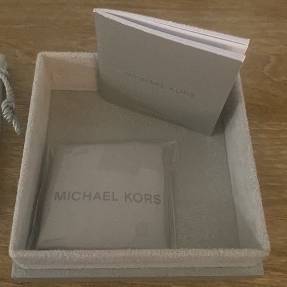 Michael Kors hoop earrings with diamonds - Picture 4 of 10